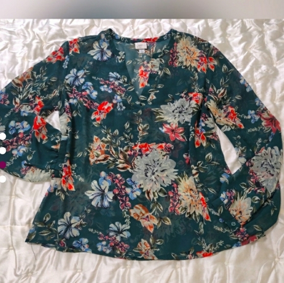 Sheer Green Floral Blouse. - Picture 8 of 8